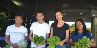 Adolescentes do Centro de Atendimento Socioeducativo comercializam hortaliças