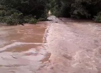 Famílias ficam ilhadas após enchente deixar pontes e estradas submersas no sul do estado