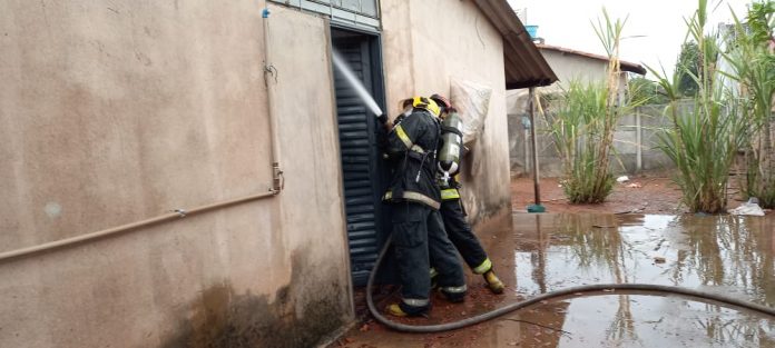 Bombeiros militares de Gurupi evitam destruição de residência extinguindo incêndio