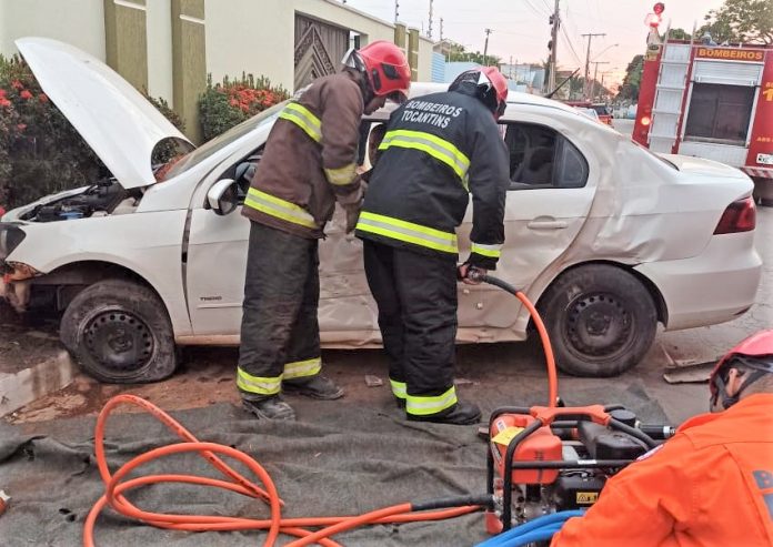 Dianópolis: bombeiros militares desencarceram motorista de veículo após colisão em poste