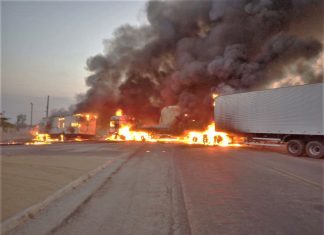 Colisão de dois caminhões na BR-153 causa incêndio na via