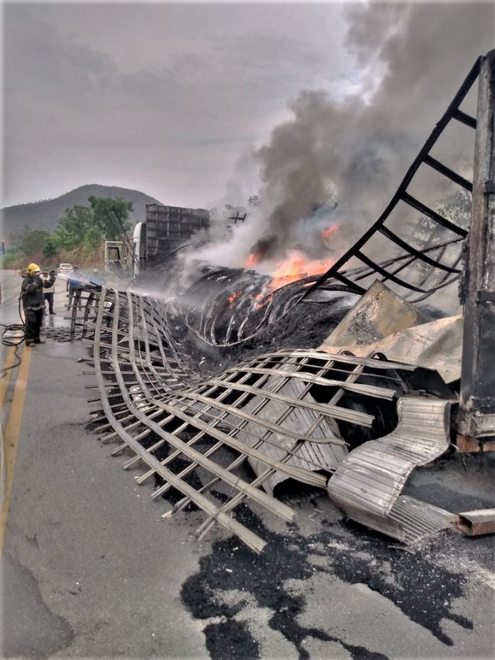 Araguatins: bombeiros militares socorrem vítimas de capotamento na TO-404