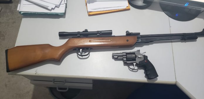 Forças de Segurança apreendem réplicas de armas de fogo que eram utilizadas para intimidar população de assentamento em Marianópolis