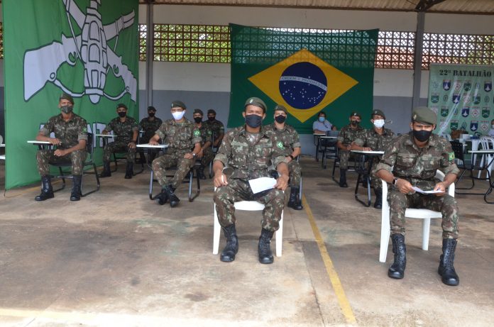 Soldados doam sangue em ação do Hemocentro da Capital