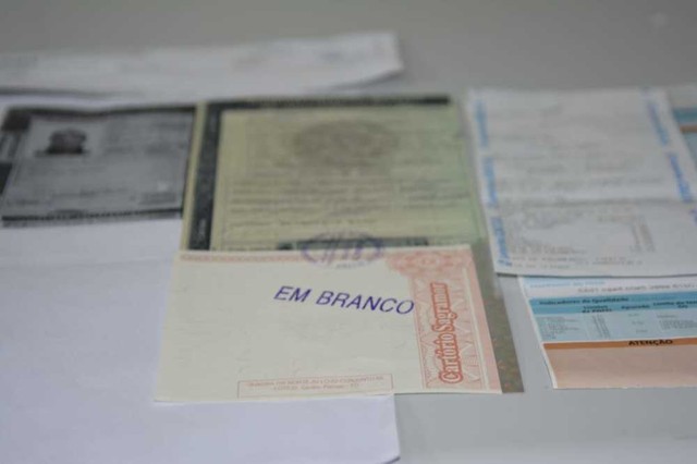 Servidor do Detran é preso suspeito de cobrar dinheiro de usuários para agilizar transferências de veículos