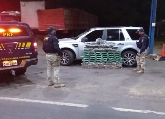 PRF aborda veículo de luxo com 170 kg de droga; casal é preso