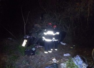 Criança morre e fica presa às ferragens de carro após acidente na BR-153