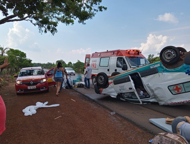 Ambulância que levava paciente com coronavírus para Palmas capota na TO-080