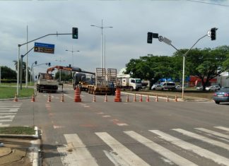Novos trechos da Teotônio Segurado são interditados para instalação da decoração de Natal
