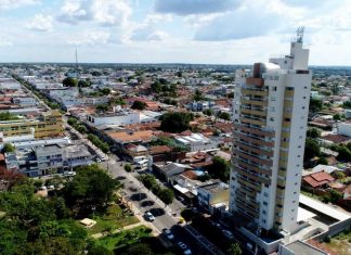 Criança de 2 anos morre após se afogar em piscina de casa