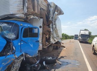 Engavetamento entre ônibus e dois caminhões deixa motorista ferido na BR-153