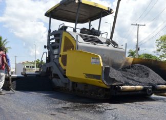 Avenida NS-08 tem duas faixas fechadas para renovação de pavimento asfáltico
