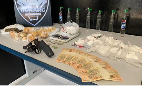 Drogas-arma-de-fogo-dinheiro-e-demais-objtos-apreendios-pela-1C2AA-Denarc
