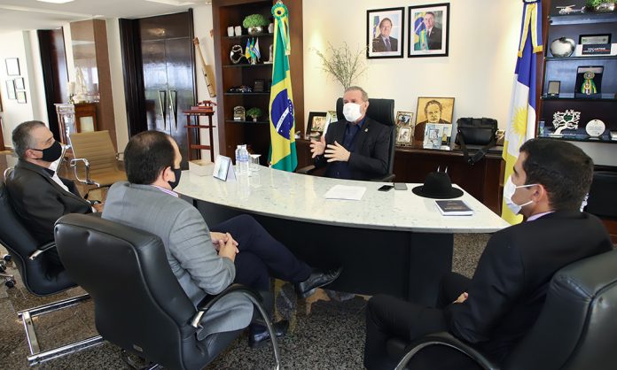 F1.Gov_.-Mauro-Carlesse-recebe-dep.Ricardo-Ayres-receb-empresarios-foto-Antonio-GonC3A7alves