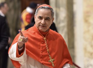 Vaticano ordena que cardeal demitido por Francisco seja julgado por fraude