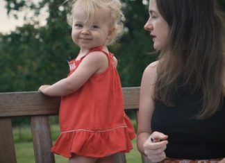 ‘Não vê TV nem celular’: a menina de 2 anos que viralizou falando palavras difíceis