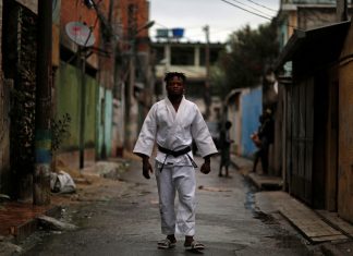 Refugiado congolês que vive no Rio de Janeiro perde nas Olimpíadas; conheça o judoca Popole Misenga
