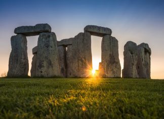 Justiça do Reino Unido ordena interromper a construção de túnel perto do monumento de Stonehenge