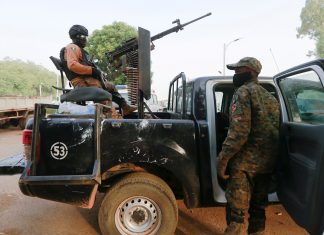 Homens armados sequestram 140 estudantes em escola da Nigéria