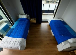 Ginasta pula em cama de papelão na Vila Olímpica em Tóquio para provar que o móvel resiste ao sexo