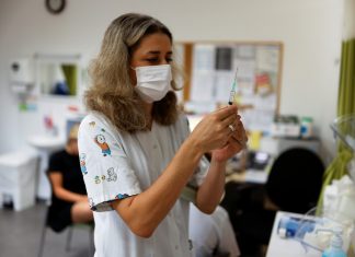 Covid-19: Israel vê queda na efetividade da vacina da Pfizer para casos sintomáticos, mas proteção contra casos graves se mantém