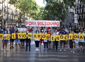 Brasileiros protestam na Europa e ‘Fora Bolsonaro’ aparece no Tour de France