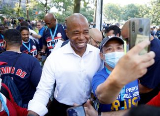 Ex-policial vence primárias democratas para prefeito de Nova York