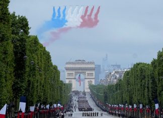 Soldado surpreende namorada com pedido de casamento antes de desfile do Dia da Queda da Bastilha, na França