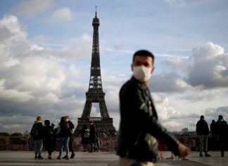 Torre Eiffel reabre ao público após ficar 8 meses fechada pela pandemia