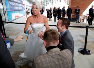 Eliminada do Big Brother sem paredão: ativista britânica de extrema direita é deportada da Austrália por violar quarentena