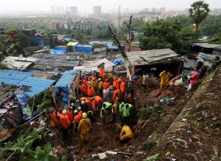 Deslizamentos de terra deixam 76 mortos após chuvas na Índia