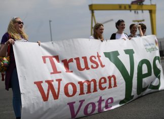 Governo do Reino Unido manda Irlanda do Norte ampliar serviço de aborto