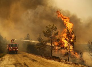 Incêndios florestais deixam seis mortos na Turquia; veja vídeo de pessoas fugindo do fogo