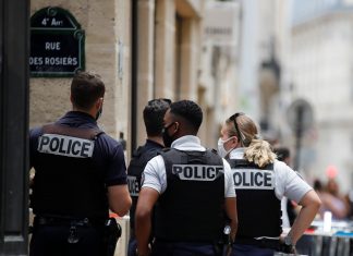 Duas joalherias são roubadas em Paris em menos de uma semana; em um dos assaltos, ladrões fogem de patinete