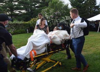 Noiva torce o joelho, vai para o hospital e volta a tempo da última música em sua festa de casamento nos EUA