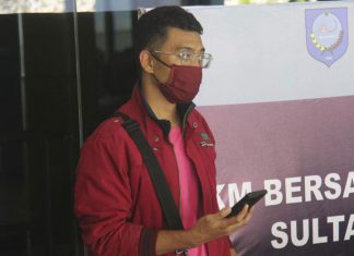Homem com Covid é preso após viajar de avião disfarçado como se fosse sua mulher na Indonésia