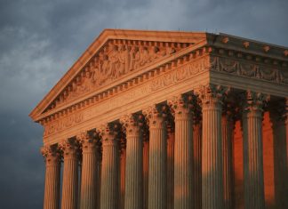 Suprema Corte dos EUA mantém controversas restrições ao voto