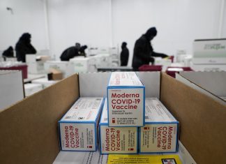 Haiti recebe doses de vacina contra a Covid-19 doadas dos EUA; país é o último da América Latina e Caribe a iniciar imunização