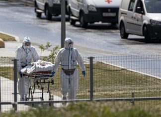 Rússia enfrenta baixa adesão à vacinação com métodos de coerção