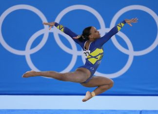 Rebeca Andrade, Tommie Smith e mais: 10 atletas negros que fizeram história nas Olimpíadas