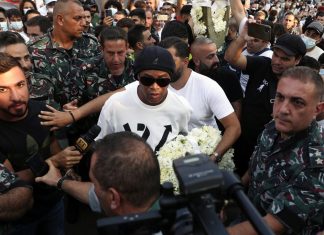 Ronaldinho Gaúcho vai ao Líbano para prestar homenagem a vítimas de explosão e atrai multidão em Beirute