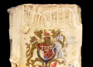 Fatia do bolo de casamento do príncipe Charles com princesa Diana vai a leilão após passar 40 anos guardado
