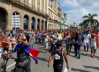 Manifestantes protestam contra o governo em Cuba