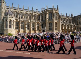 Troca de guardas em palácio real na Inglaterra volta a acontecer pela 1ª vez desde o início da pandemia