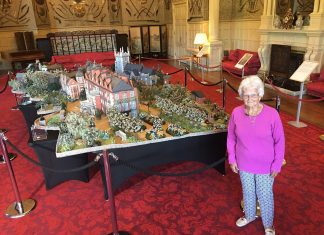 Idosa britânica faz réplica em tricô de casa de campo da rainha Elizabeth II