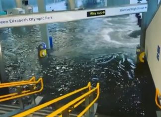 Estação de metrô fica inundada após forte chuva no Reino Unido