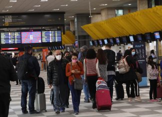 Autorização para menores de idade poderem viajar sozinhos passará a ser feita pela internet