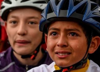 A trágica morte de menino ciclista cuja foto às lagrimas rodou o mundo