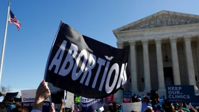 A polêmica lei do Texas que vai permitir processar quem ajudar grávida a abortar