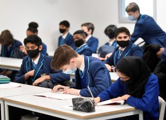 Inglaterra, onde 67% da população já recebeu ao menos uma dose de vacina contra a Covid-19, vai acabar com a obrigatoriedade da máscara
